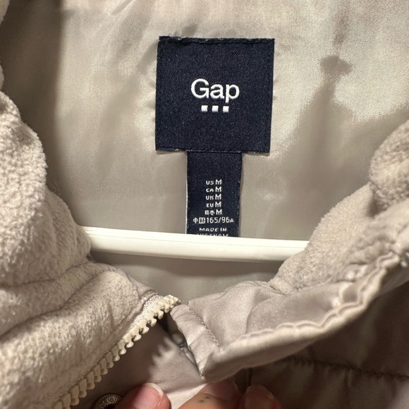 GAP Recycled Lightweight Quilted Puffer Vest Beige Women’s Medium Zip + Snap - Picture 3 of 12